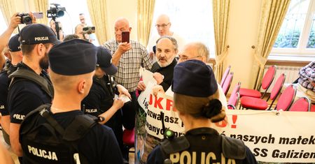 Policja w siedzibie biskupów. Awantura podczas konferencji