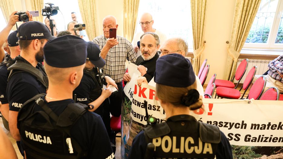 Tadeusz Isakowicz-Zaleski
Rafa� Guz
80 80., duchowny, konferencja prasowa, krewni, napis, napisy, policja, protest, Przebaczenie i pojednanie, rocznica, rzezi, sprzeciw, Tadeusz Isakowicz Zaleski, transparent, transparenty, wiara religia, wo�y�, wo�y�skiej, zbrodni