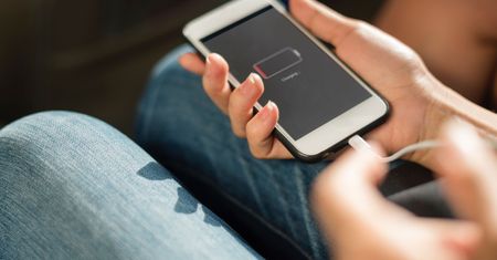 Wyłącz te funkcje. Bateria w telefonie wytrzyma dwa razy dłużej