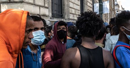 Francja. Przybywa migrantów. Kobiety i dzieci idą przez Alpy