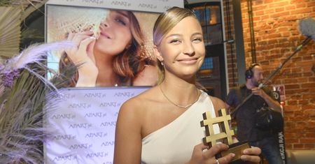 Zakochani Julia Wieniawa i Nikodem Rozbicki całują się pod kościołem. Miłość kwitnie