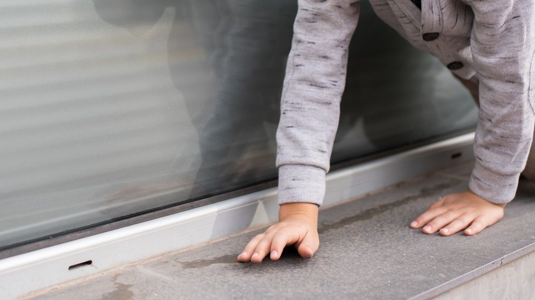 Chłopiec chodził po parapecie. Zdj. ilustracyjne 