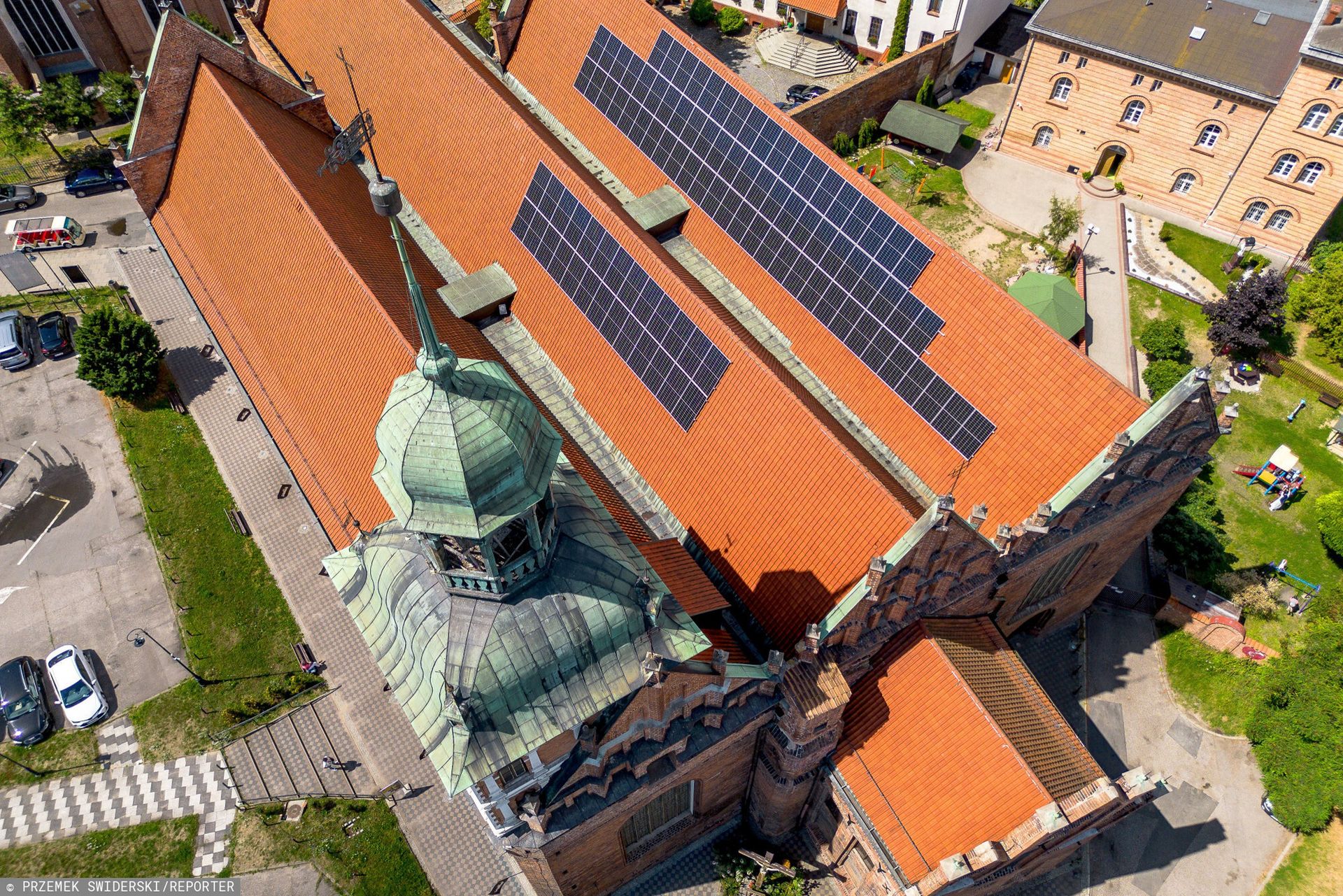 wiadomości,aktualności,WP Wiadomości Fotowoltaika na dachu zabytkowej bazyliki. Trwa demontaż