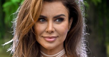 Rozgogolona Natalia Siwiec ujeżdża konia, zarzucając fantazyjną fryzurą. Petarda?