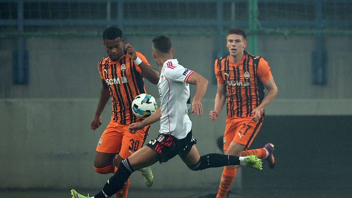 PAP / Łukasz Gągulski / Na zdjęciu: Piłkarze Szachtara Donieck Alisson Santana (L) i Oleg Ocheretko (P) oraz Ernest Muci (C) z Besiktasu Stambuł podczas rewanżowego meczu 2. rundy eliminacyjnej Ligi Europy