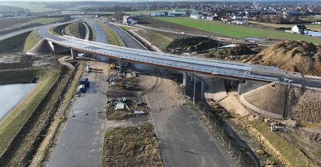 Drogowcy utopili Marzannę. Startuje sezon na przecinanie wstęg. Drogi rozładują korki nad morze