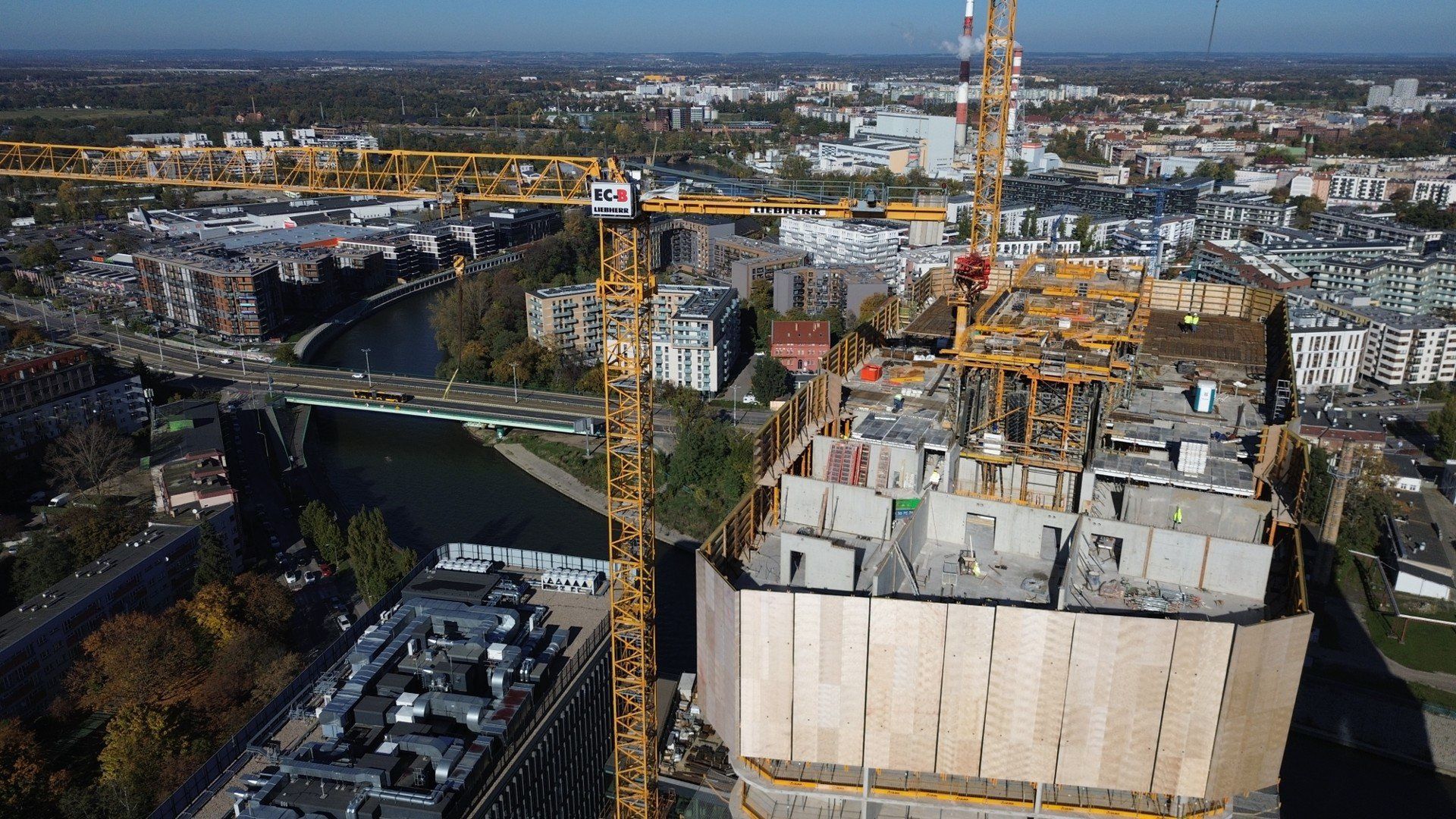 Drugi co do wysokości budynek we Wrocławiu. Quorum B rośnie w oczach. Tak powstają kolejne poziomy 137 metrowej wieży przy ulicy Sikorskiego, w pobliżu Odry.