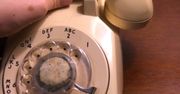 Asystent Google Home Mini w starym telefonie z tarczą numeryczną. Retro i smart w jednym