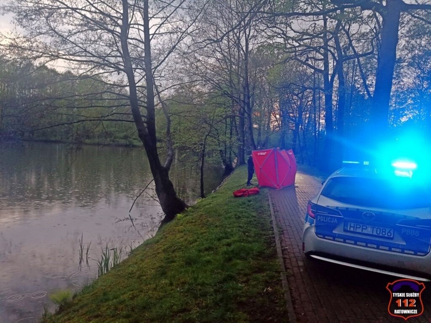 Zwłoki dryfowały w stawie. Makabryczne odkrycie spacerowicza w Tychach