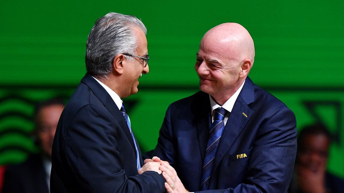 Salman Bin Ebrahim Al Khalifa (z lewej) i Gianni Infantino