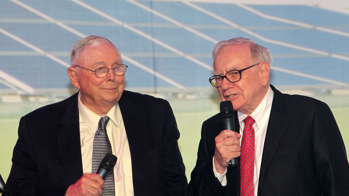 "Wiem, że nie jestem nieśmiertelny i nie będę potrzebował majątku tam, dokąd zmierzam" – stwierdził Charlie Munger (na zdjęciu z 2010 r. po lewej; z prawej Warren Buffett)