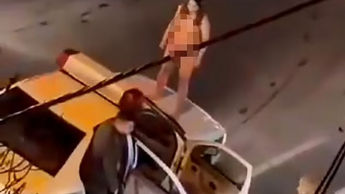 Kobieta nago wskoczyła na policyjny radiowóz