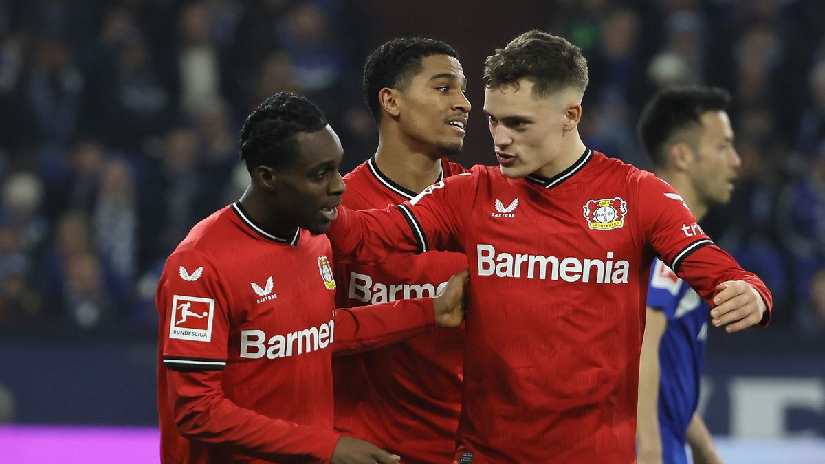 Zdjęcie okładkowe artykułu: Getty Images / Joachim Bywaletz/DeFodi Images / Na zdjęciu: Jeremie Frimpong (pierwszy z lewej) i piłkarze Bayeru