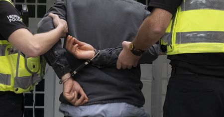 Nie mogą deportować gwałciciela. Powodem orientacja. "To zniewaga"