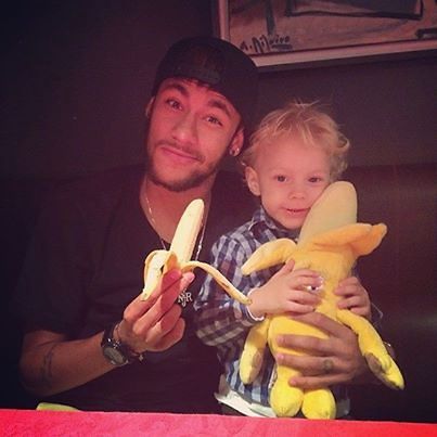 Neymar z synem rozpoczęli "bananową" kampanię w mediach, źródło.: Facebook