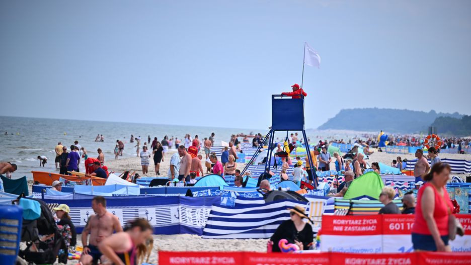 Turyści na plaży w Karwi