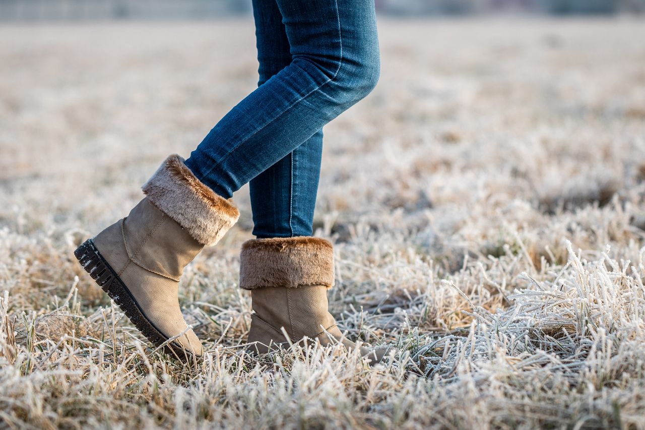Modne i ciepłe śniegowce damskie - zobacz idealne modele na mroźną zimę!