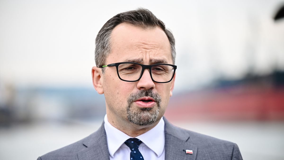 Gdynia, 17.06.2023. Sekretarz stanu w Ministerstwie Funduszy i Polityki Regionalnej, pełnomocnik rządu ds. CPK Marcin Horała podczas uroczystości wmurowania kamienia węgielnego pod inwestycje PGZ Stoczni Wojennej, 17 bm. na terenie PGZ Stoczni Wojennej w Gdyni. Inwestycje te związane są z realizacją Programu Miecznik - budowy trzech fregat dla Marynarki Wojennej RP. (ad) PAP/Marcin Gadomski