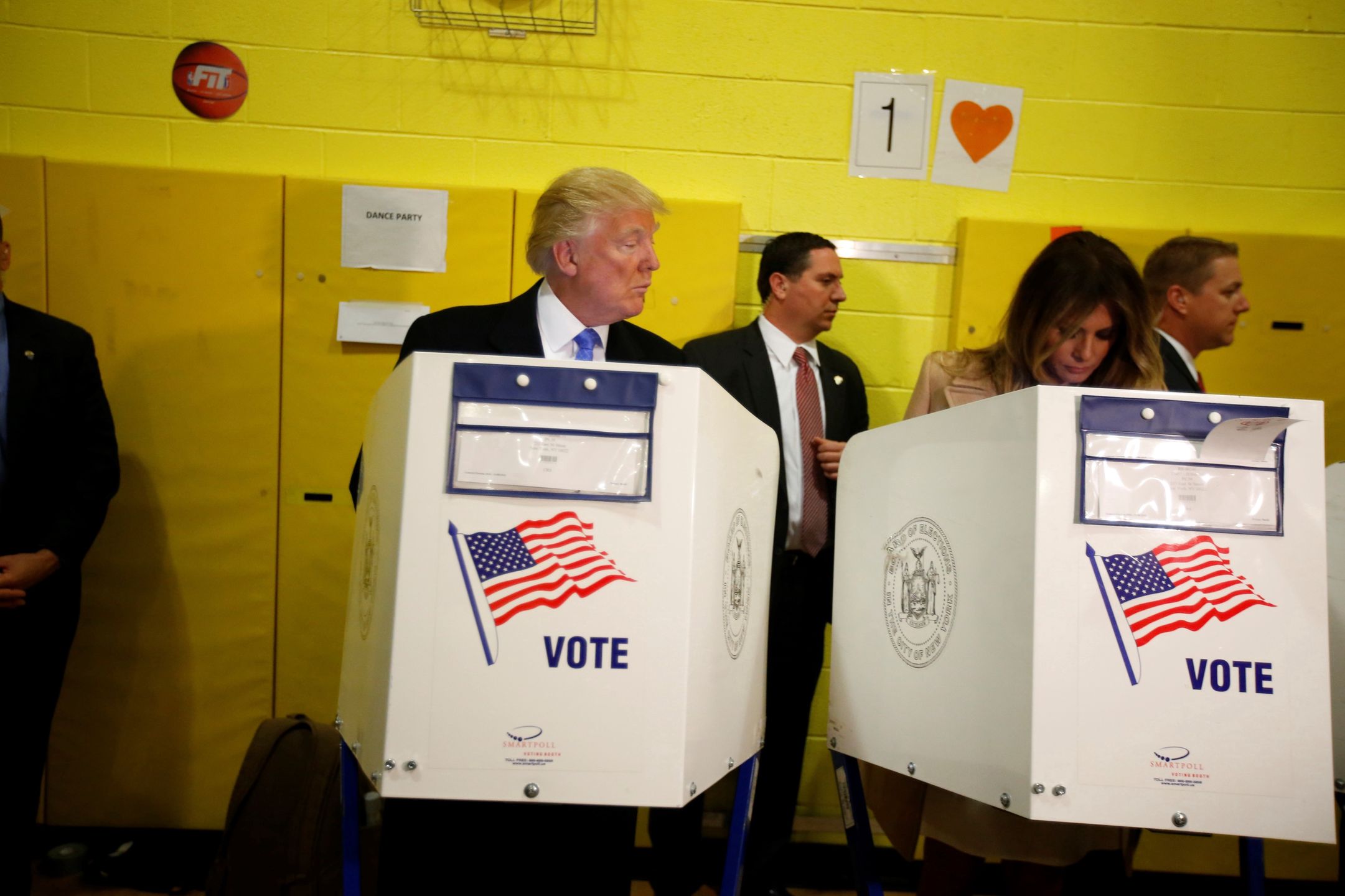 Donald Trump zagląda żonie do karty do głosowania