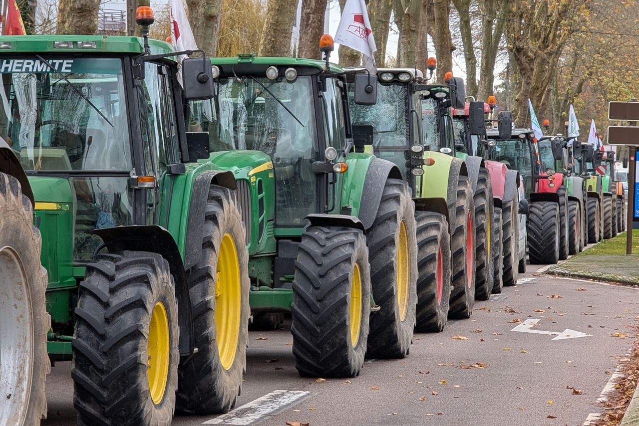 Ciężarówka zniszczyła ciągniki protestujących. Ale to oni mają zarzuty