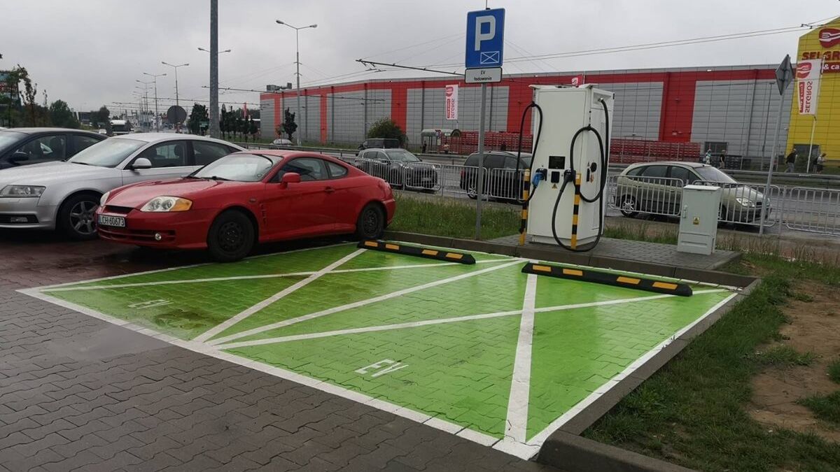 Stacja ładowania aut elektrycznych na parkingu Biedronki przy ul. Gęsiej w Lublinie