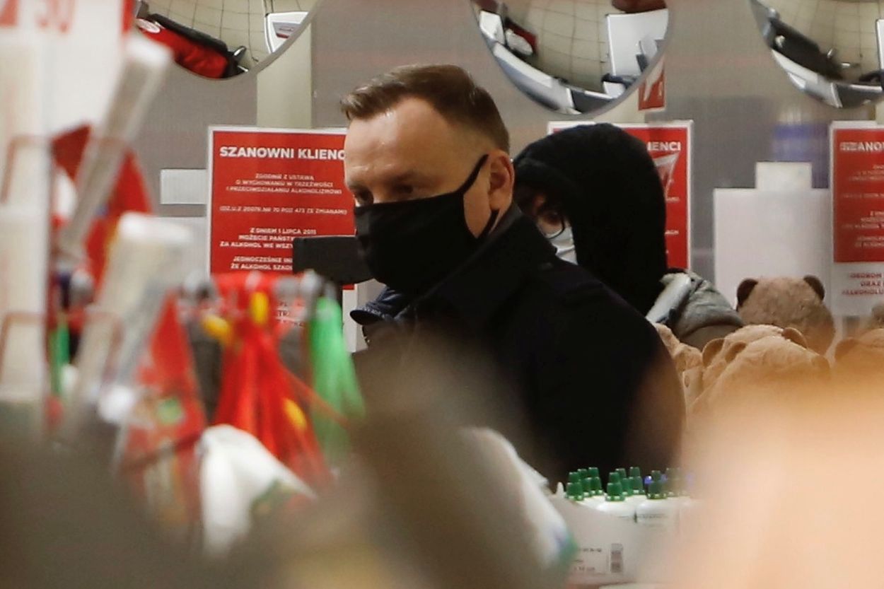 Andrzej Duda robi zakupy w asyście ochroniarzy