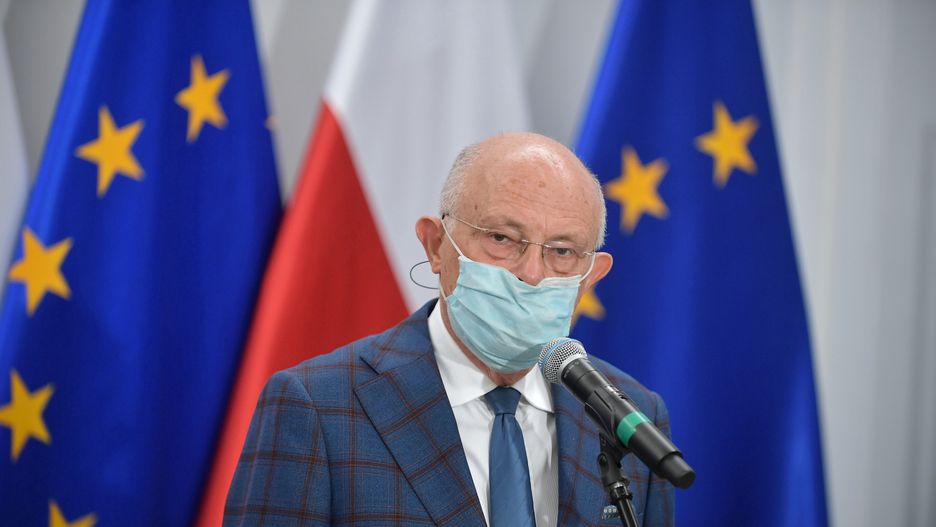 Koronawirus. Senator Marek Borowski podczas konferencji prasowej miał nieprawidłowo założoną maskę ochronną