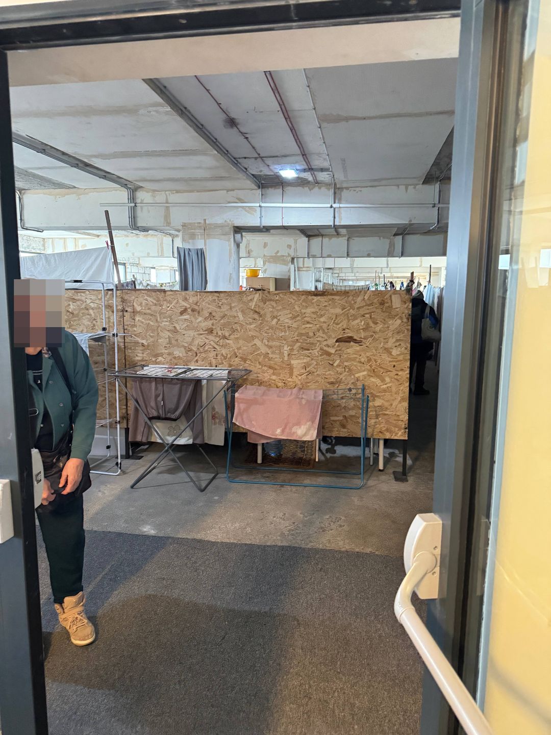 Przy boksach suszarki do ubrań, na których suszą się ręczniki