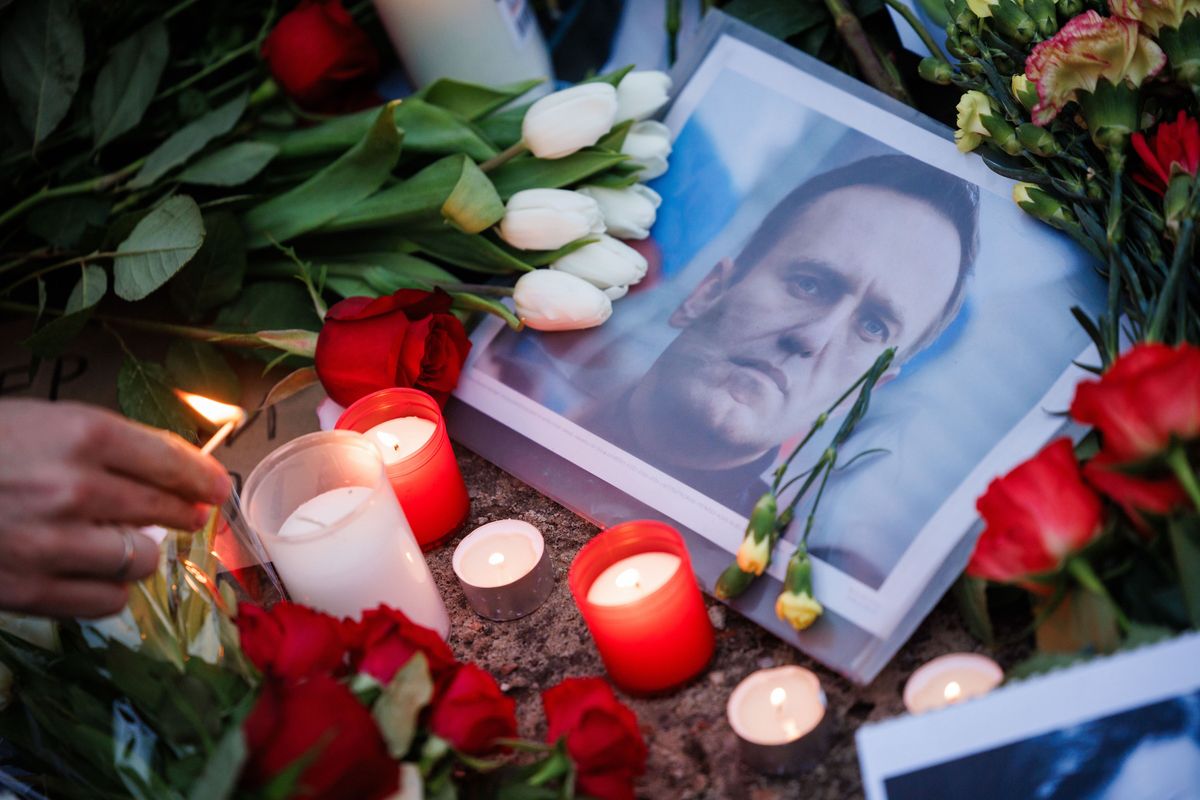 epaselect epa11159716 A person lights a candle next to flowers and and a portrait of Russian opposition leader Alexei Navalny in front of the Russian embassy, in Berlin, Germany, 16 February 2024. Russian opposition leader and outspoken Kremlin critic Alexei Navalny has died aged 47 in a penal colony, the Federal Penitentiary Service of the Yamalo-Nenets Autonomous District announced on 16 February 2024. A prison service statement said that Navalny 'felt unwell' after a walk on 16 February, and it was investigating the causes of his death. In late 2023 Navalny was transferred to an Arctic penal colony considered one of the harshest prisons. EPA/CLEMENS BILAN Dostawca: PAP/EPA.