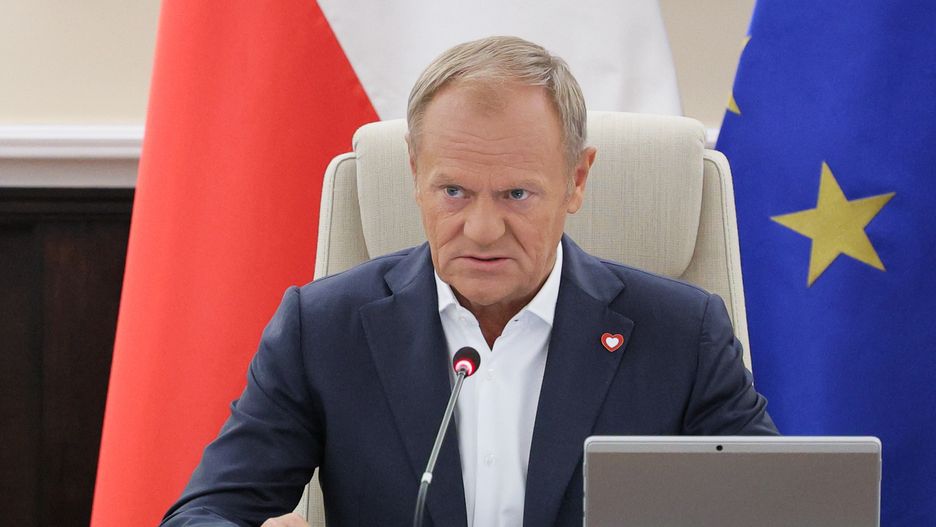 Warszawa, 24.09.2024. Premier Donald Tusk podczas posiedzenia rządu w siedzibie Kancelarii Prezesa Rady Ministrów w Warszawie, 24 bm. Rada Ministrów zajmie się raportem o sytuacji powodziowej, projektem noweli o szczególnych rozwiązaniach związanych z usuwaniem skutków powodzi oraz przygotowanym w MON projektem, którego celem jest m.in. uatrakcyjnienie terytorialnej służby wojskowej i zwiększenie liczebności Sił Zbrojnych. (amb) PAP/Paweł Supernak