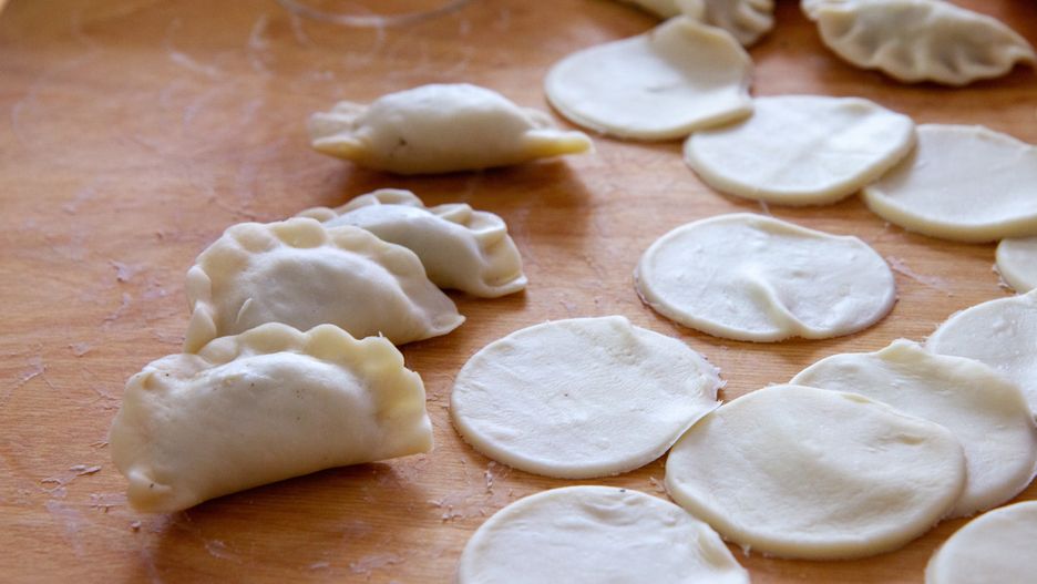 Lepienie pierogów wydaje się trudne, a wcale nie musi takie być
