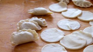 Pierogi z pieczoną gęsiną. Sprawdzone sposoby na przygotowanie ciasta