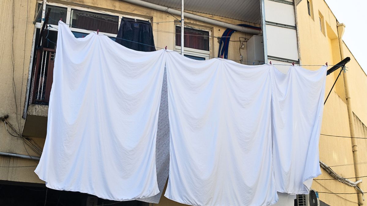 Pranie wiszące na balkonie