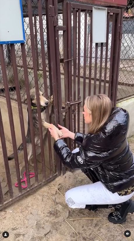 Caroline Derpienski chwali się działalnością charytatywną