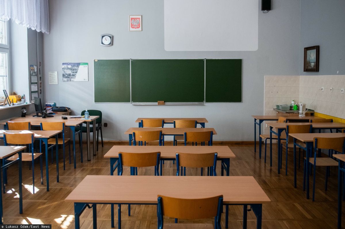 150 uczniów podpisało się pod skargą na nauczyciela. Miał molestować licealistki