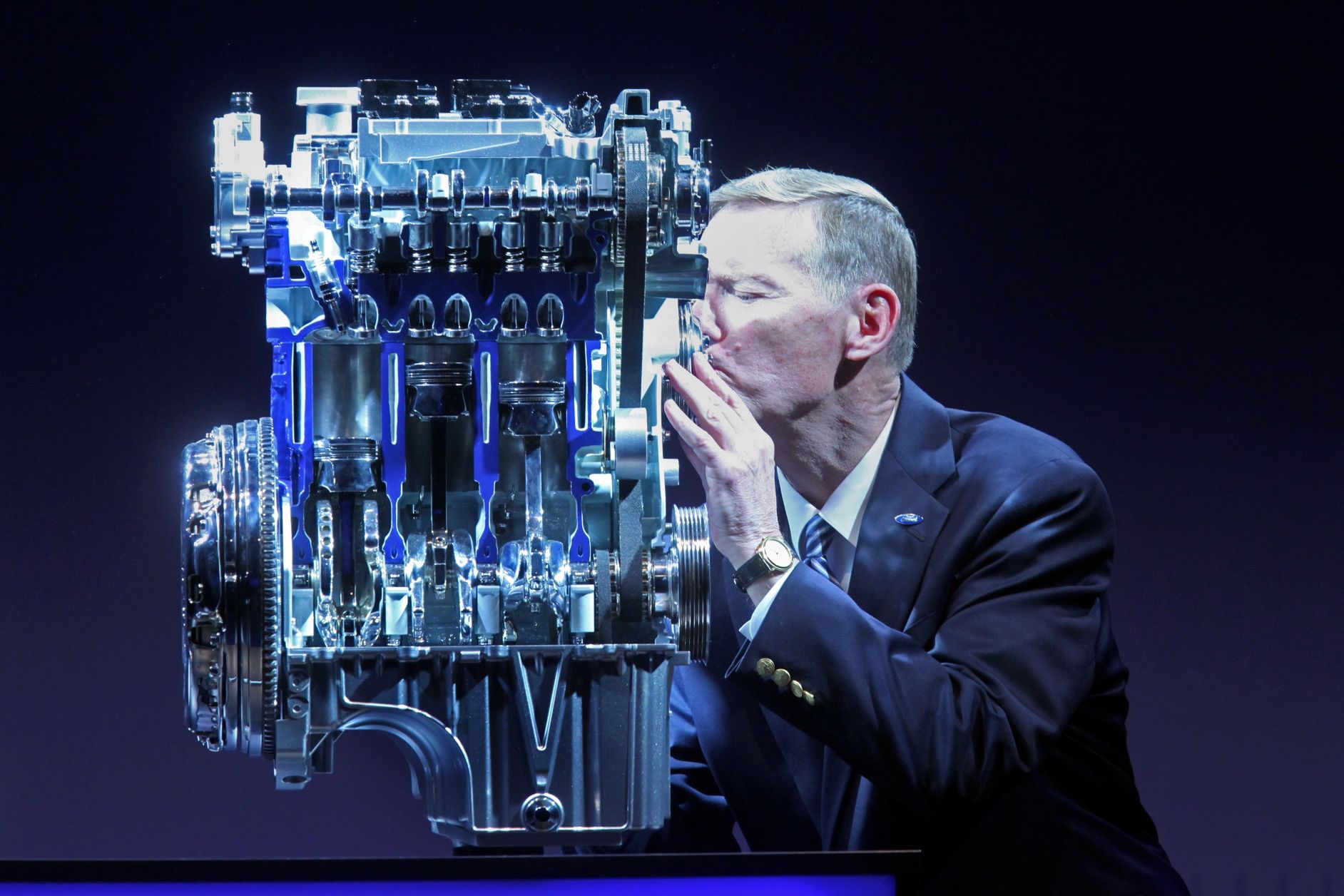 Alan Mulally, ówczesny CEO Forda całuje jednostkę 1.0 EcoBoost. Z punktu widzenia producenta to jeden z najlepszych silników współczesnej motoryzacji. 