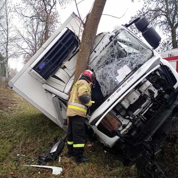 Łąck: Kierujący ciężarówką zjechał do rowu i uderzył w drzewo