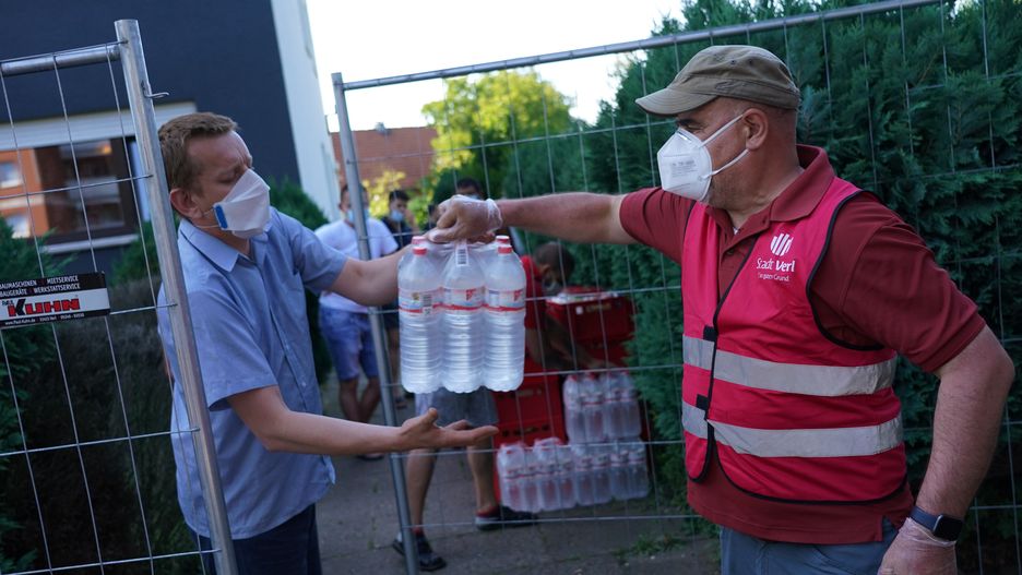 Koronawirus w Niemczech. Również Polacy znaleźli się wśród zakażonych pracowników zakładów mięsnych. Na fot. dostawa wody dla mieszkańców odciętego przez kwarantannę osiedla 