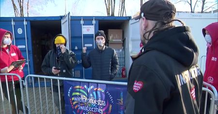 Aktorzy pomagają uchodźcom na granicy