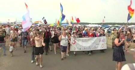 “Wszyscy mali, wszyscy duzi – zasługują dziś na buzi”. 3. Marsz Równości na Pol’and’Rock Festival