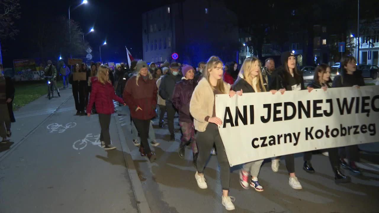 “Ten kraj traktuje kobiety jak inkubatory”. Demonstracja “Ani jednej więcej” w Kołobrzegu