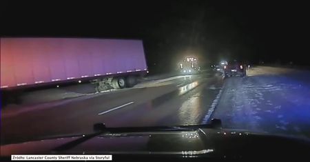 Chwile grozy na drodze w Nebrasce. Kierowca wpadł w poślizg i prawie doprowadził do tragedii.