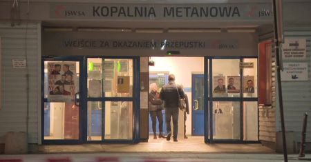 Trwa akcja ratunkowa w kopalni Zofiówka. Ratownicy wypompowują wodę z zalewiska
