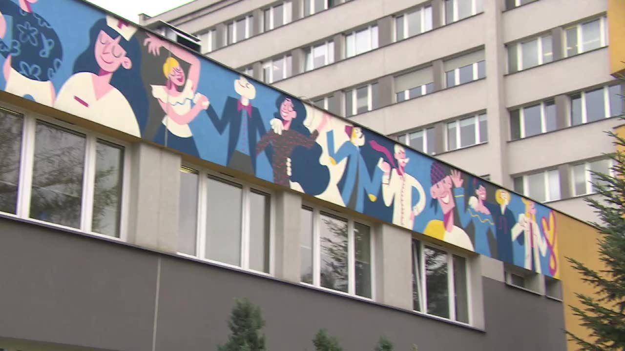 “Nie jesteś sam w chorobie”. Mural w katowickim szpitalu z okazji Europejskiego Dnia Walki z Rakiem Piersi