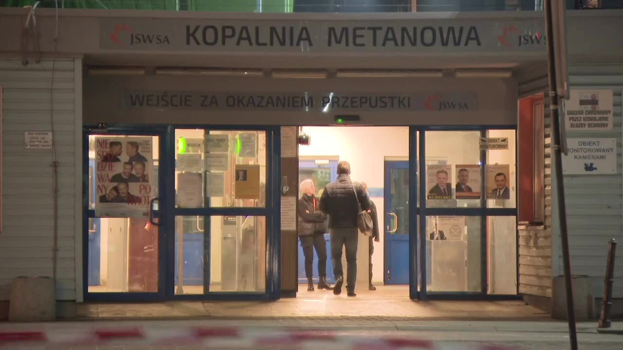 Trwa akcja ratunkowa w kopalni Zofiówka. Ratownicy wypompowują wodę z zalewiska