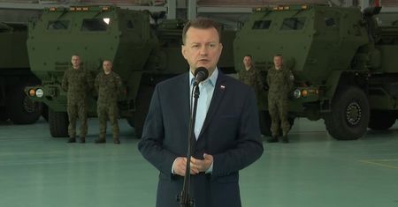 Uroczystość przyjęcia pierwszych amerykańskich systemów HIMARS z udziałem szefa MON w 1. Bazie Lotnictwa Transportowego w Warszawie