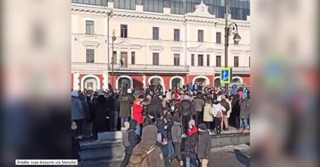 Setki ludzi wyszły na ulice Władywostoku. Protesty w obronie A. Nawalnego w Rosji