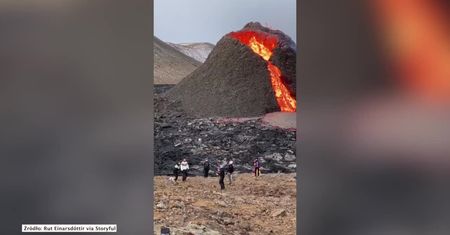 Grupa śmiałków zagrała w siatkówkę u podnóża islandzkiego wulkanu, który wyrzucał lawę