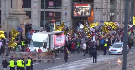 “Dość okrucieństwa, przyjąć uchodźców”. Przez Warszawę przeszedł Marsz Troski o Oszukanych