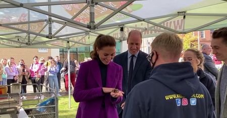 Księżna Kate zaprzyjaźniła się z tarantulą? Bez cienia strachu trzymała ją na dłoni.